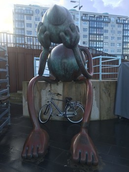 Skulptur an der Nordseeküste in Den Haag – Scheveningen. Hier versuchten die Deutschen in unseliger Zeit den Westwall zu etablieren. Jetzt scheint die Skulptur (auch) über die Gefahren von Cyber Crime zu sinnieren.